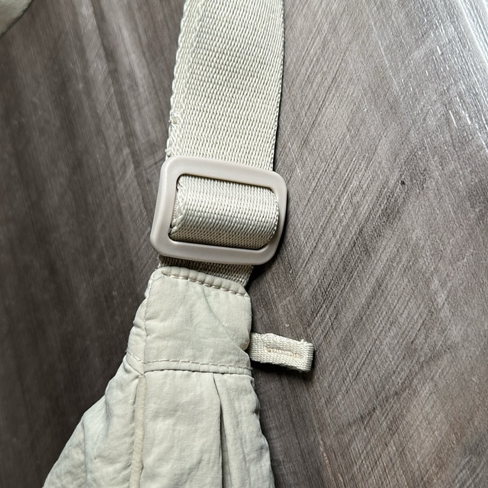 Uniqlo Small Nylon Cream Shoulder Bag - Picture 4 of 7